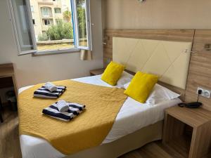 Un dormitorio con una cama con dos toallas encima. en Hotel Bellevue, en Saint-Florent