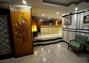 un vestíbulo con una sala de espera con una silla en Eco green pyramids hotel, en El Cairo