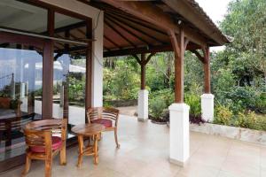 Um pátio ou outra área exterior em Manigelang Villa