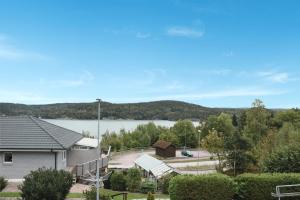a view of a lake from a house at Fint hus med havsutsikt, stor terrass och med parkeringsplatser in Svanesund