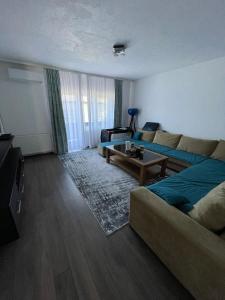un salon avec un canapé et une table dans l'établissement Apartment IN Jajce, à Jajce