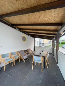un patio avec une table et des chaises sur un toit dans l'établissement Apartment IN Jajce, à Jajce