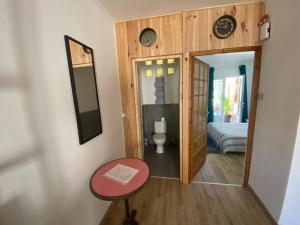 Ένα ή περισσότερα κρεβάτια σε δωμάτιο στο appartement de village avec terrasse +12 φωτογραφίες