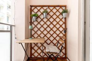 Una habitación con un tabique de madera con plantas en macetas. en UM81 - Downtown Apartment, en Trieste