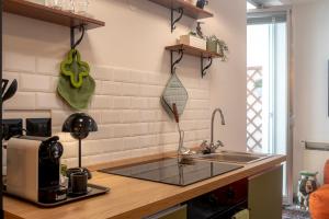 una cocina con fregadero y encimera en UM81 - Downtown Apartment, en Trieste