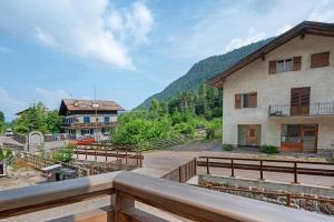 ein Blick vom Balkon eines Gebäudes in der Unterkunft Villa Fontane in Truden