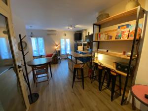 Η κουζίνα ή μικρή κουζίνα στο appartement de village avec terrasse