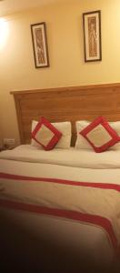 Postel nebo postele na pokoji v ubytování AB Hotel - Amar International by Sarthak - Local ID not accepted