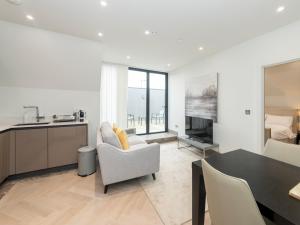 Η κουζίνα ή μικρή κουζίνα στο Stylish Central Flat with Private Rooftop Terrace Pass the Keys