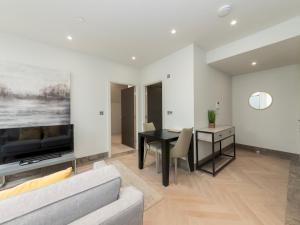 Μια τηλεόραση ή/και κέντρο ψυχαγωγίας στο Stylish Central Flat with Private Rooftop Terrace Pass the Keys