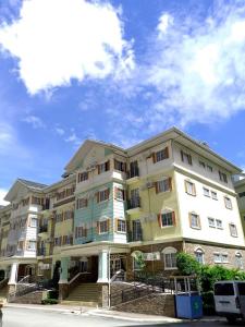 ein großes Wohnhaus mit Treppen davor in der Unterkunft Apple One Banawa Heights in Cebu City