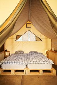 ein Schlafzimmer in einem Zelt mit einem Bett in der Unterkunft Pana Ayusai in Almaty + 111 Fotos
