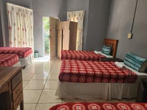 Katil atau katil-katil dalam bilik di Kudu Guest House +2 gambar