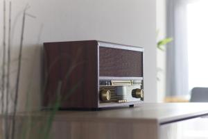 a radio sitting on top of a table at Ferienwohnung-Milena in Gundelfingen an der Donau