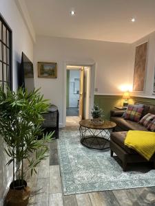 ein Wohnzimmer mit Sofa und Tisch in der Unterkunft 2 Bedroom Family Apartment in Bridlington