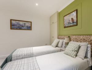 zwei nebeneinander stehende Betten in einem Schlafzimmer in der Unterkunft 2 Bedroom Family Apartment in Bridlington