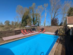 Bazén v ubytování gite quend piscine chauffée nebo v jeho okolí