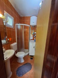 Un baño con inodoro, ducha y lavabo. en Apartmani Paulino, en Herceg-Novi 24 fotos más