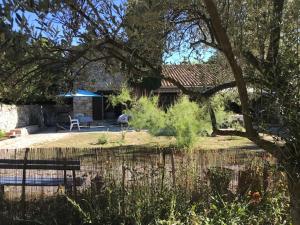 Κήπος έξω από το Chambre sous les cyprès