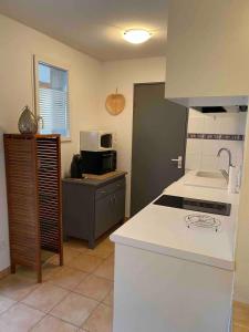 Η κουζίνα ή μικρή κουζίνα στο Valras-Loc - T2 Piscine Terrasse