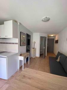 Η κουζίνα ή μικρή κουζίνα στο Valras-Loc - T2 Piscine Terrasse