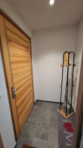 ein leerer Raum mit einer Tür und einem Fitnessstudio in der Unterkunft La loge - EN PLEIN COEUR DU VILLAGE in Saint-Gervais-les-Bains + 30 Fotos