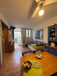 una sala de estar con una mesa y un sofá en Loft Giulia, en Torre Santa Sabina