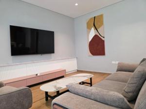 Μια τηλεόραση ή/και κέντρο ψυχαγωγίας στο Blue Harmony Lalzi Bay