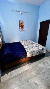 Postel nebo postele na pokoji v ubytování 1bhk - Boutique Bunglow 458 + 2 fotografie