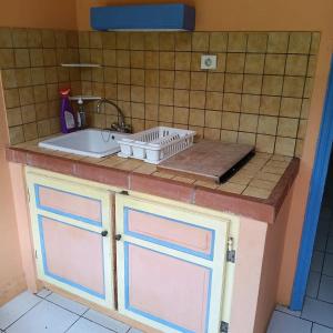 a kitchen counter with a sink and a sink at Appartement charmant à Sainte-Anne | 30 m² | Balcon et jardin in Sainte-Anne