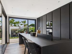 Fotografia z galérie ubytovania Villa Contemporaine 4 Pièces avec Piscine, Jardin et Wi-Fi à Agde, Proche Plage et Commerces - FR-1-423-257 v destinácii Le Grau-dʼAgde