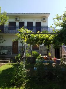 a view of a house from the garden at Athanasios Stafylas in Samothráki