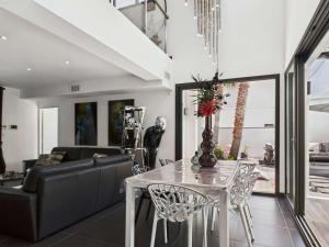 Fotografia z galérie ubytovania Villa Contemporaine 4 Pièces avec Piscine, Jardin et Wi-Fi à Agde, Proche Plage et Commerces - FR-1-423-257 v destinácii Le Grau-dʼAgde