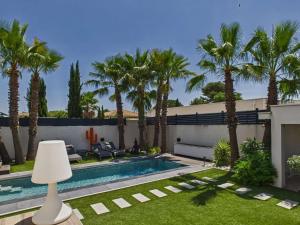 Fotografia z galérie ubytovania Villa Contemporaine 4 Pièces avec Piscine, Jardin et Wi-Fi à Agde, Proche Plage et Commerces - FR-1-423-257 v destinácii Le Grau-dʼAgde
