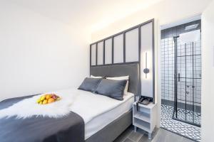 een slaapkamer met een bed met een schaal fruit erop bij The Big Urban Stay in Istanbul
