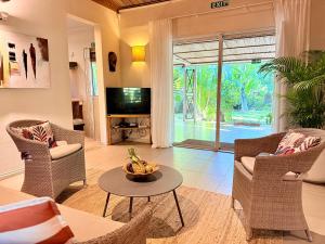 Μια τηλεόραση ή/και κέντρο ψυχαγωγίας στο Waka Lodge - House with garden