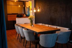 una sala da pranzo con tavolo e sedie in legno di Mountain Escape Resort a Zărneşti