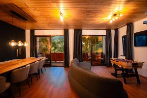 una sala da pranzo con tavolo, sedie e scacchiera di Mountain Escape Resort a Zărneşti