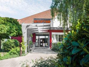 un edificio con un cartel que dice recepción en Hotel Speyer am Technik Museum, en Speyer