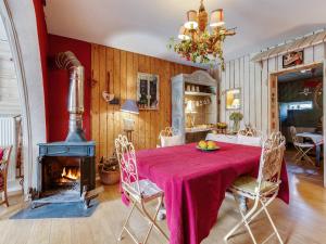 Χώρος καθιστικού στο Holiday Home in Auvergne with Roofed Garden and Terrace