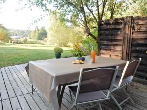 Κήπος έξω από το Holiday Home in Auvergne with Roofed Garden and Terrace