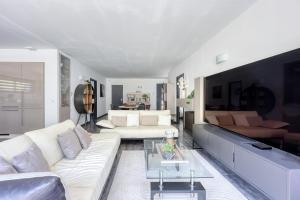 a living room with a white couch and a table at Lou Souvarel - Maison au calme proche calanques in Roquefort-la-Bédoule
