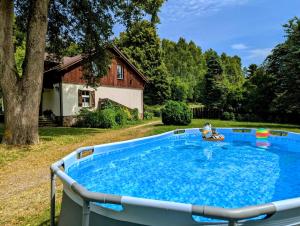 Swimmingpoolen hos eller tæt på Leśniczówka Wysokie Kaczki