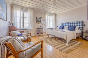 een woonkamer met een bed en een bank bij Pater Noster A home on the horizon in Hamneskär