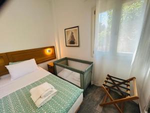 Posteľ alebo postele v izbe v ubytovaní Chrisi Holiday Home - 500 sqm Private Gardens & Nature View - 300m by the sea
