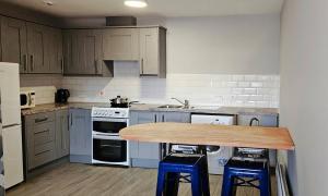 Kuchyň nebo kuchyňský kout v ubytování Central Apartment In Belfast City Centre