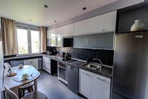 Kuchyň nebo kuchyňský kout v ubytování Makówka na Krupówkach by Meadow Stay Apartments