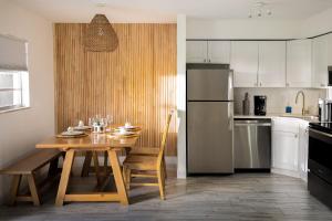 Η κουζίνα ή μικρή κουζίνα στο The Bohemian Heaven! with jacuzzi, Playgroud, 2miles to downtown