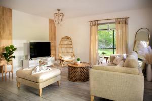 Μια τηλεόραση ή/και κέντρο ψυχαγωγίας στο The Bohemian Heaven! with jacuzzi, Playgroud, 2miles to downtown