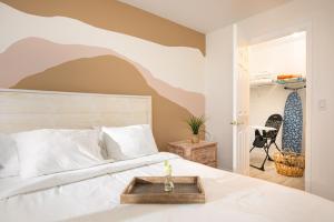 Ένα ή περισσότερα κρεβάτια σε δωμάτιο στο The Bohemian Heaven! with jacuzzi, Playgroud, 2miles to downtown +16 φωτογραφίες